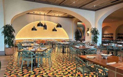 Dining area perfect for coworking at Hilton Orlando.