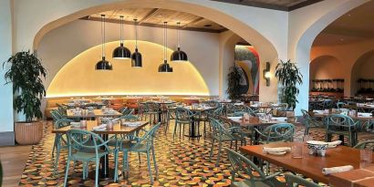 Dining area perfect for coworking at Hilton Orlando.