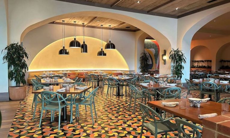 Dining area perfect for coworking at Hilton Orlando.