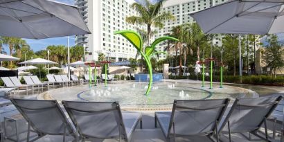 Fountain surrounded by sun loungers at Hilton Orlando.
