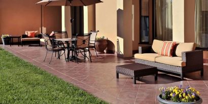 Outdoor lounge area at Sonesta Select Raleigh Durham Airport Morrisville.