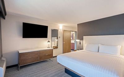 Day use room with guest bathroom at Sonesta Select Pleasant Hill.