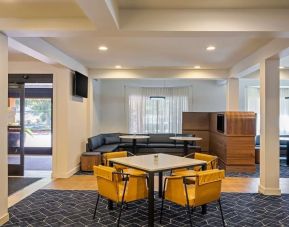 Dining area with comfortable seating at Sonesta Select Pleasant Hill.