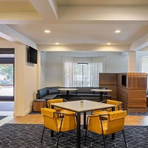 Dining area with comfortable seating at Sonesta Select Pleasant Hill.