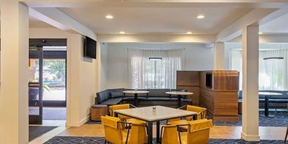 Dining area with comfortable seating at Sonesta Select Pleasant Hill.
