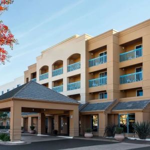 Exterior view and parking area at Sonesta Select Pleasant Hill.