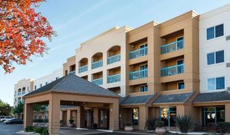 Exterior view and parking area at Sonesta Select Pleasant Hill.