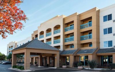 Exterior view and parking area at Sonesta Select Pleasant Hill.
