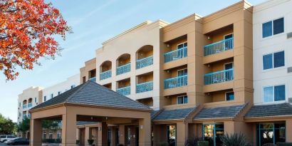 Exterior view and parking area at Sonesta Select Pleasant Hill.