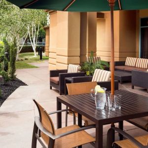 Outdoor seating area at Sonesta Select Pleasant Hill.