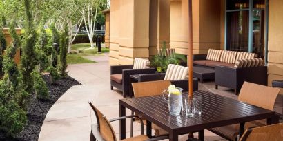 Outdoor seating area at Sonesta Select Pleasant Hill.