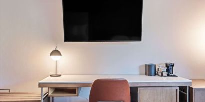 Day use room's workspace at Sonesta Select Pleasant Hill.