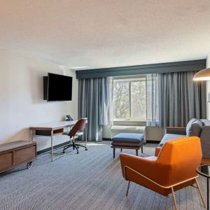 Day use deluxe room's living area with work desk and comfortable seating at Sonesta Select Pleasant Hill.