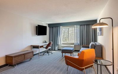 Day use deluxe room's living area with work desk and comfortable seating at Sonesta Select Pleasant Hill.
