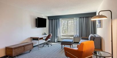 Day use deluxe room's living area with work desk and comfortable seating at Sonesta Select Pleasant Hill.