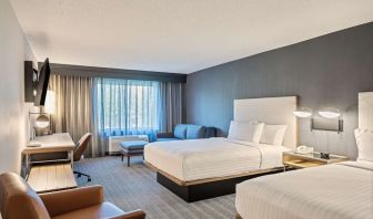 Day use twin room with work desk at Sonesta Select Pleasant Hill.