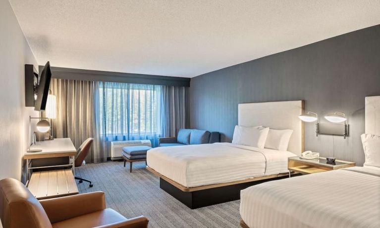 Day use twin room with work desk at Sonesta Select Pleasant Hill.