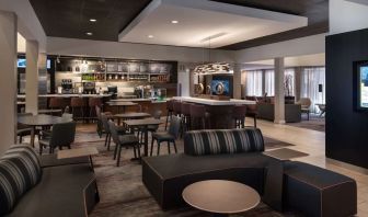 Dining area with comfortable seating, perfect for coworking at Sonesta Select Phoenix Camelback.