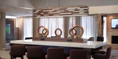Lobby workspace at Sonesta Select Phoenix Camelback.