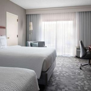 Day use twin room with work desk at Sonesta Select Phoenix Camelback.