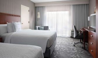 Day use twin room with work desk at Sonesta Select Phoenix Camelback.