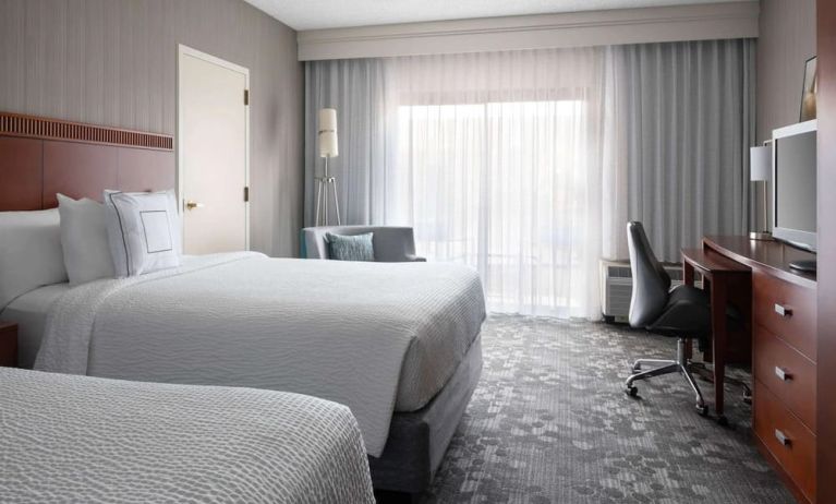 Day use twin room with work desk at Sonesta Select Phoenix Camelback.