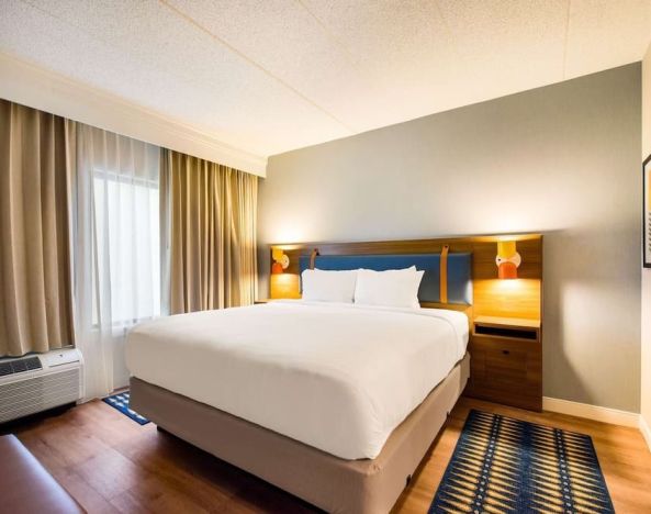 King bed at Sonesta Select Philadelphia Airport.