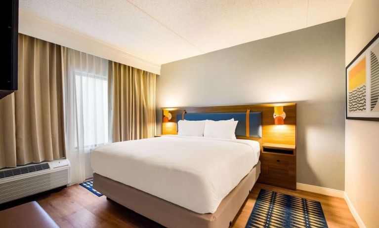 King bed at Sonesta Select Philadelphia Airport.