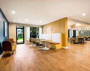 Dining area with comfortable seating, perfecto for coworking at Sonesta Select Philadelphia Airport.