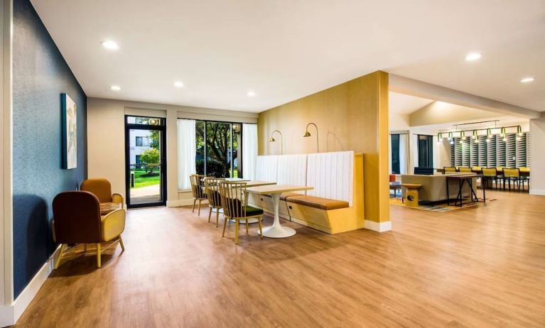 Dining area with comfortable seating, perfecto for coworking at Sonesta Select Philadelphia Airport.
