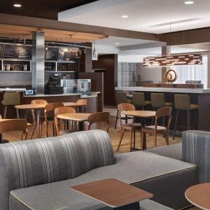 Dining area at Sonesta Select Newport Middletown.