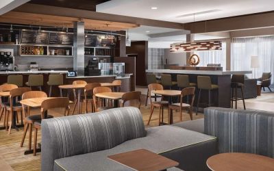 Dining area at Sonesta Select Newport Middletown.