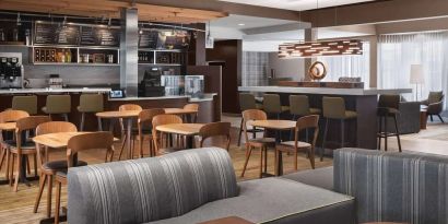 Dining area at Sonesta Select Newport Middletown.