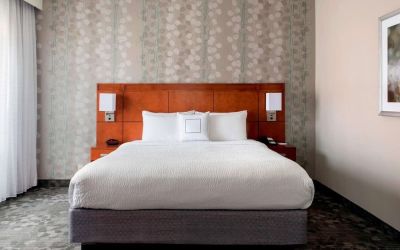 King bed at Sonesta Select Newport Middletown.