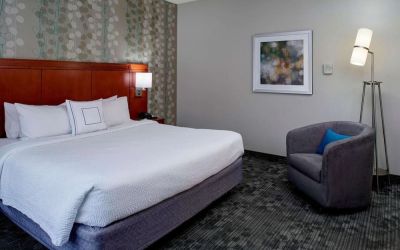 King bed at Sonesta Select Kansas City Airport Tiffany Springs.