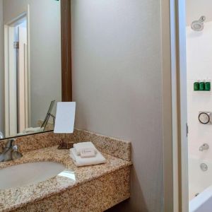 Private guest bathroom with combined shower and tub at Sonesta Select Kansas City Airport Tiffany Springs.