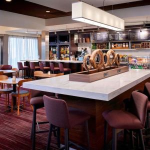 Dining area at Sonesta Select Kansas City Airport Tiffany Springs.
