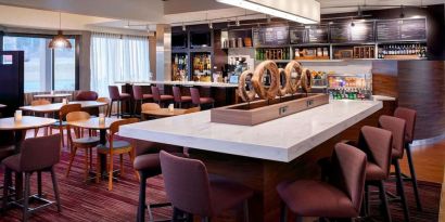 Dining area at Sonesta Select Kansas City Airport Tiffany Springs.