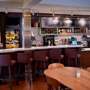 Hotel bar with lounge area at Sonesta Select Kansas City Airport Tiffany Springs.