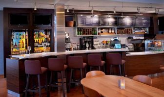 Hotel bar with lounge area at Sonesta Select Kansas City Airport Tiffany Springs.