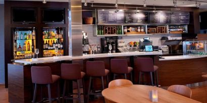 Hotel bar with lounge area at Sonesta Select Kansas City Airport Tiffany Springs.