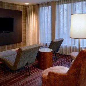 Lounge area at Sonesta Select Kansas City Airport Tiffany Springs.