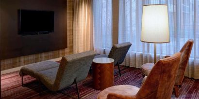 Lounge area at Sonesta Select Kansas City Airport Tiffany Springs.