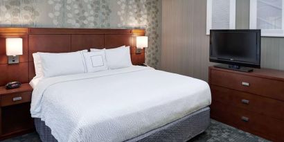 King bed at Sonesta Select Milwaukee Brookfield.