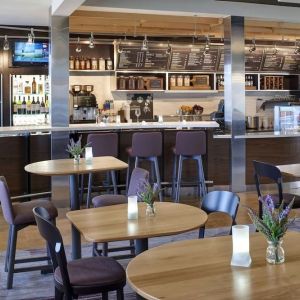 Dining area perfect for coworking at Sonesta Select Milwaukee Brookfield.