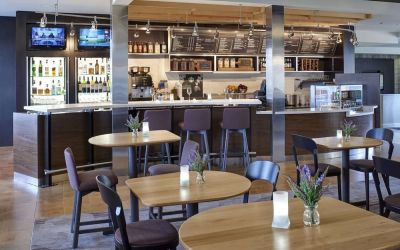 Dining area perfect for coworking at Sonesta Select Milwaukee Brookfield.