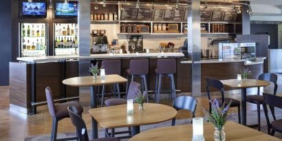 Dining area perfect for coworking at Sonesta Select Milwaukee Brookfield.