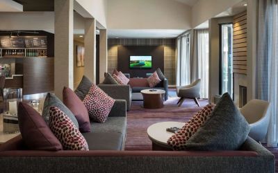 Comfortable lobby lounge at Sonesta Select Los Angeles LAX El Segundo.