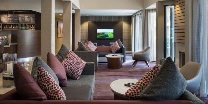 Comfortable lobby lounge at Sonesta Select Los Angeles LAX El Segundo.