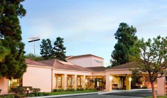 Entrance at Sonesta Select Los Angeles LAX El Segundo.